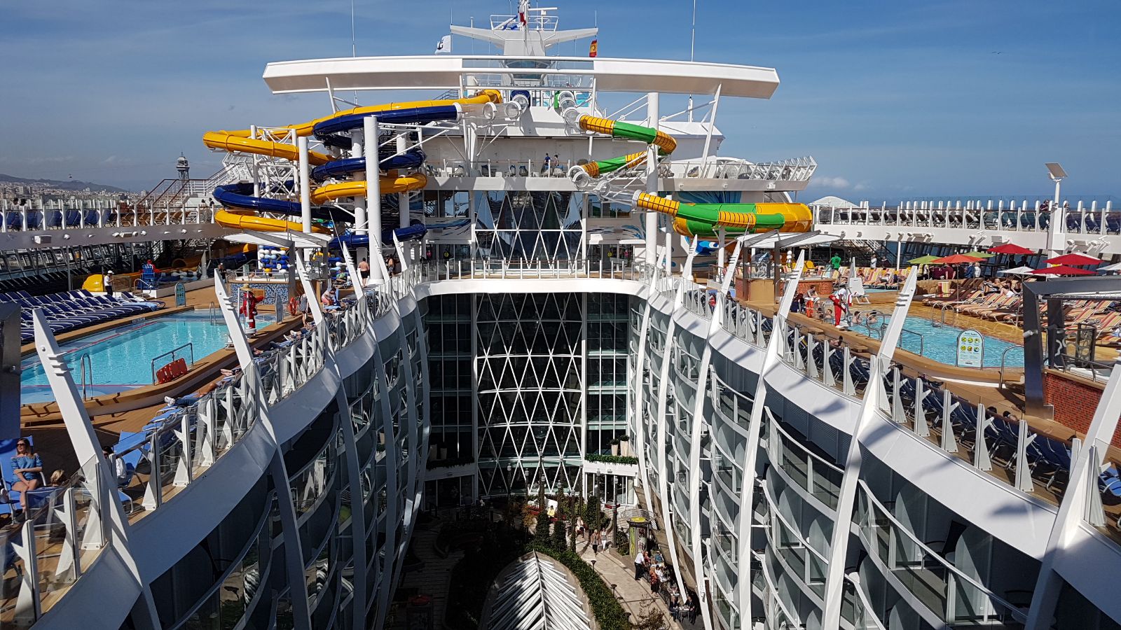 Симфония лайнер круизы. Symphony of the Seas Капитанский мостик. Symphony of the Seas в порту. Oasis of the Seas в порту Венеции. Теплоход симфония морей.