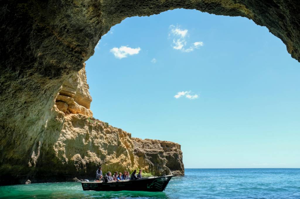 Os barquinhos que exploram as grutas da reguão: passeio imperdível