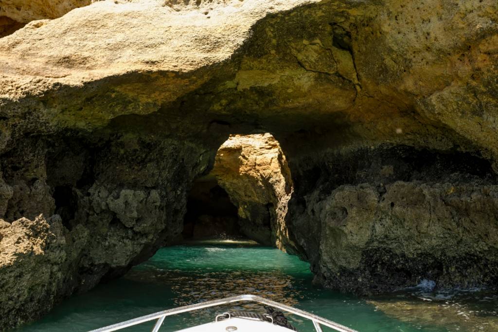 Algarve, Portugal Navegação no meio das grutas: com emoção