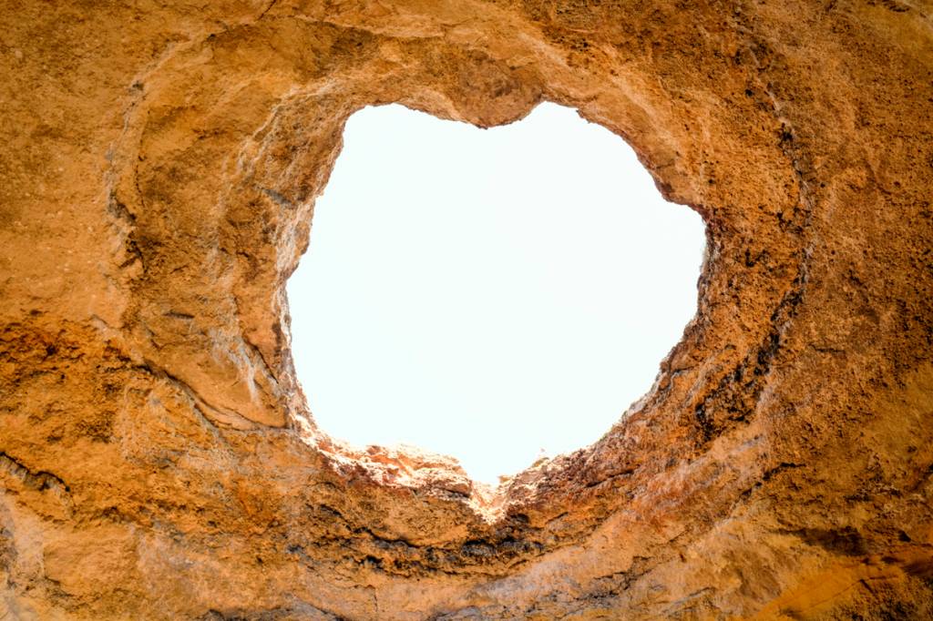 O enorme buraco no teto do Algar de Benagil: escultura natural