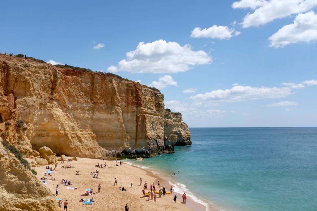 Praia de Benagil: ponto de partida para explorar a região