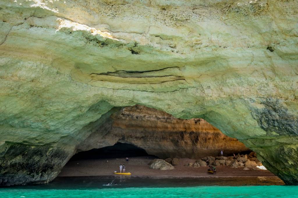 Algar de Benagil, Algarve 2 A entrada do Algar de Benagil pelo mar: impressionante