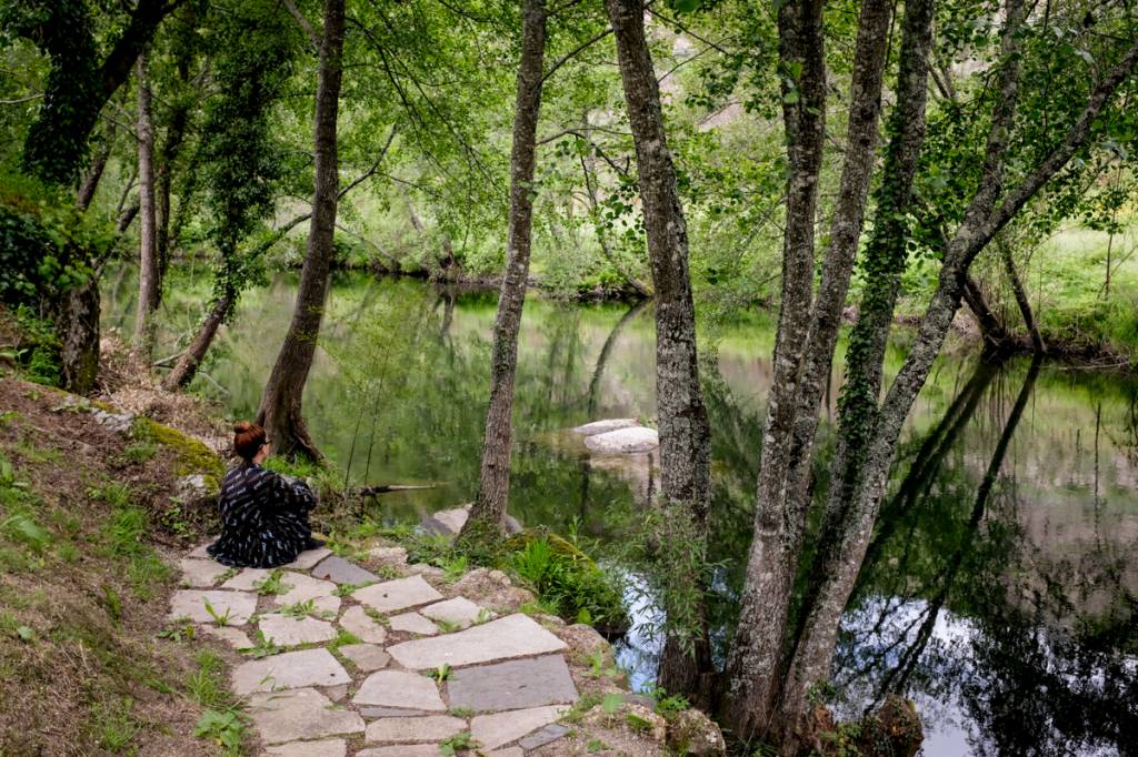 À beira-rio: paisagem encantadora aos pés da Serra da Estrela