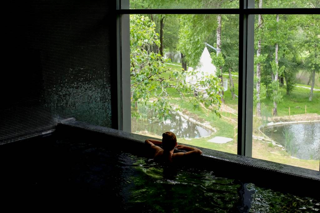 Piscina aquecida a mais de 40ºC: relax profundo