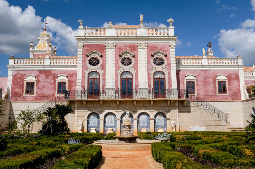 A fachada rosada do Palácio de Estoi: joia rococó no coração do Algarve