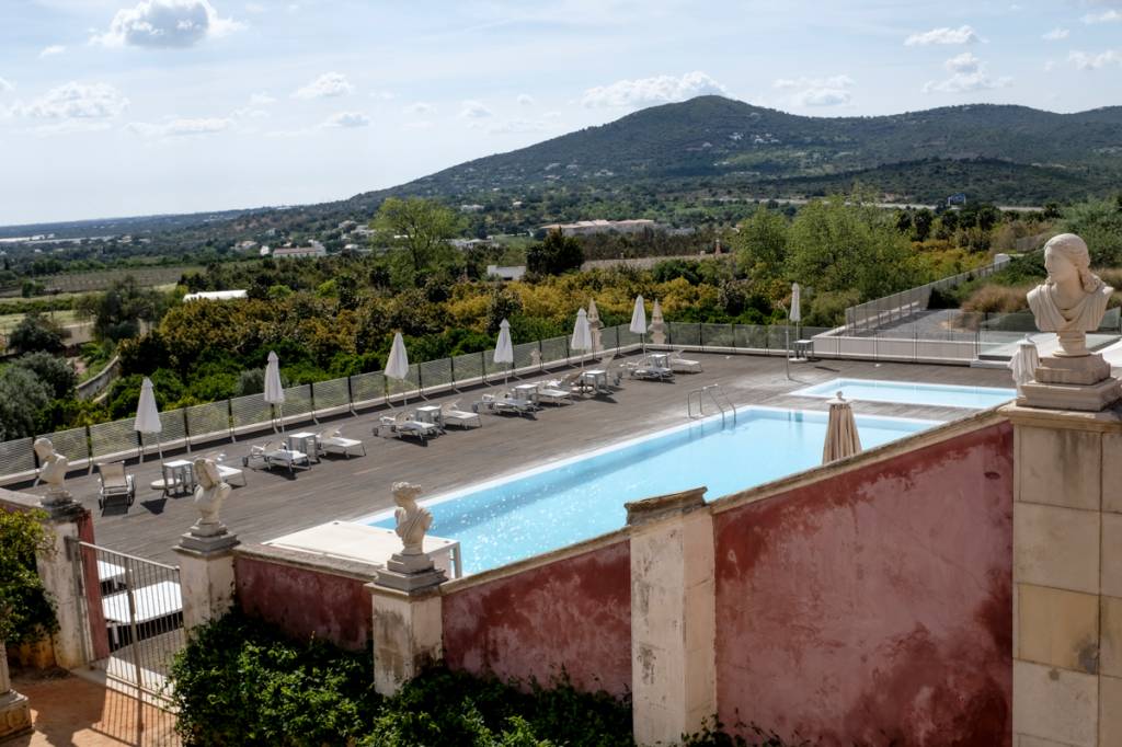A piscina do palácio em sua área moderna: pousada