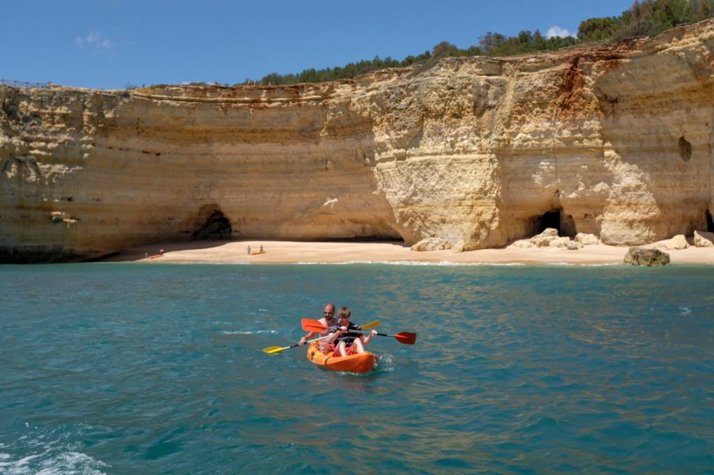Algarve, Portugal Passeio de caiaque nos arredores de Benagil: águas calmas e transparentes