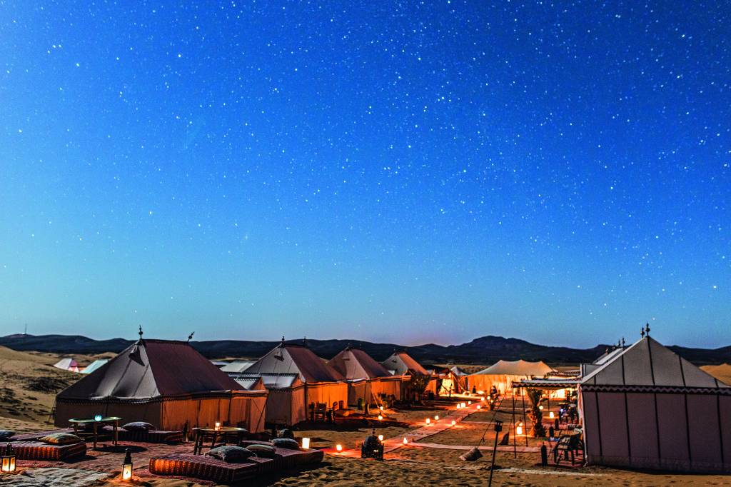 Acampamento à noite nas dunas de Merzouga, no Saara Acampamento à noite nas dunas de Merzouga, no Saara