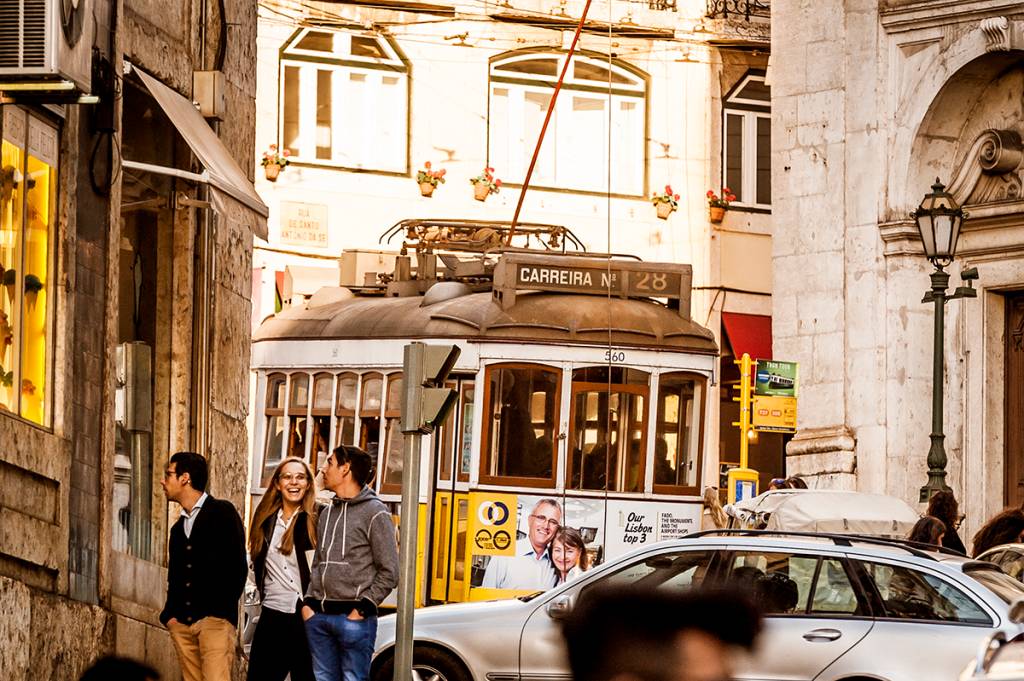 Eléctrico 28, Lisboa, Portugal O famoso eléctrico pelas ruas de Alfama: viagem no tempo