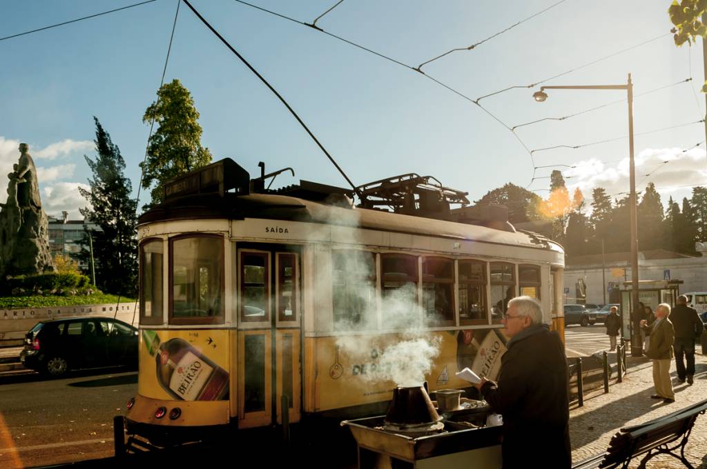 Eléctrico, Lisboa, Portugal O clássico eléctrico: passeio e história pelo sobe-e-desce da cidade