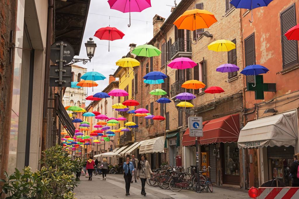 Guarda-chuva colorido na rua de Ferrara, Itália