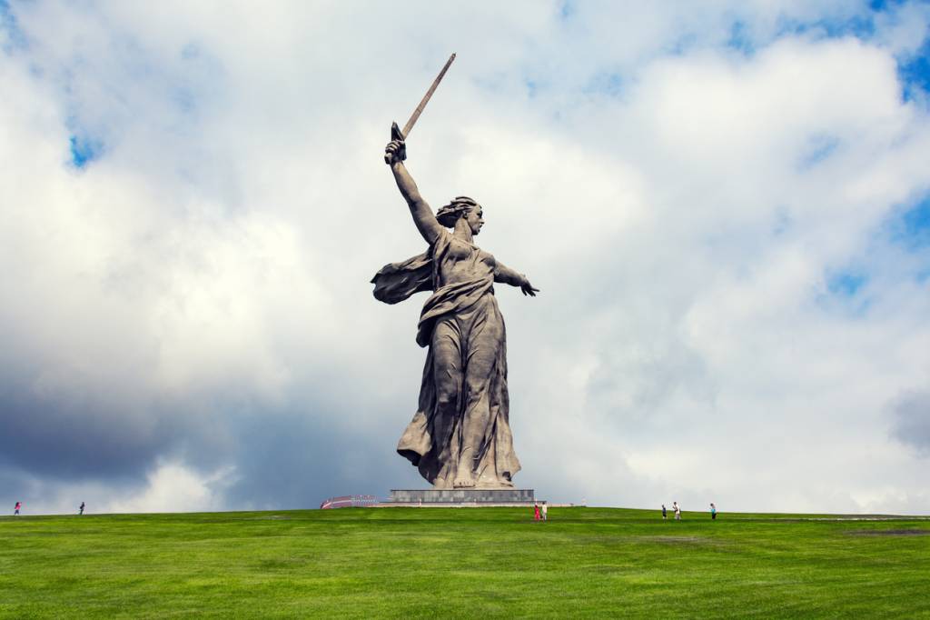 Estátua Mãe Pátria no topo da Colina Mamayev Kurgan