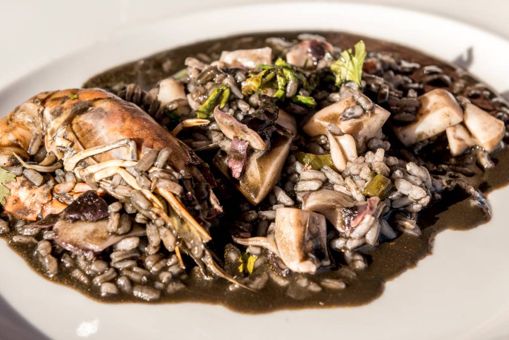 Comporta Café, Praia da Comporta, Portugal Arroz negro de lulas com camarões e amêijoas do Comporta Café: imperdível
