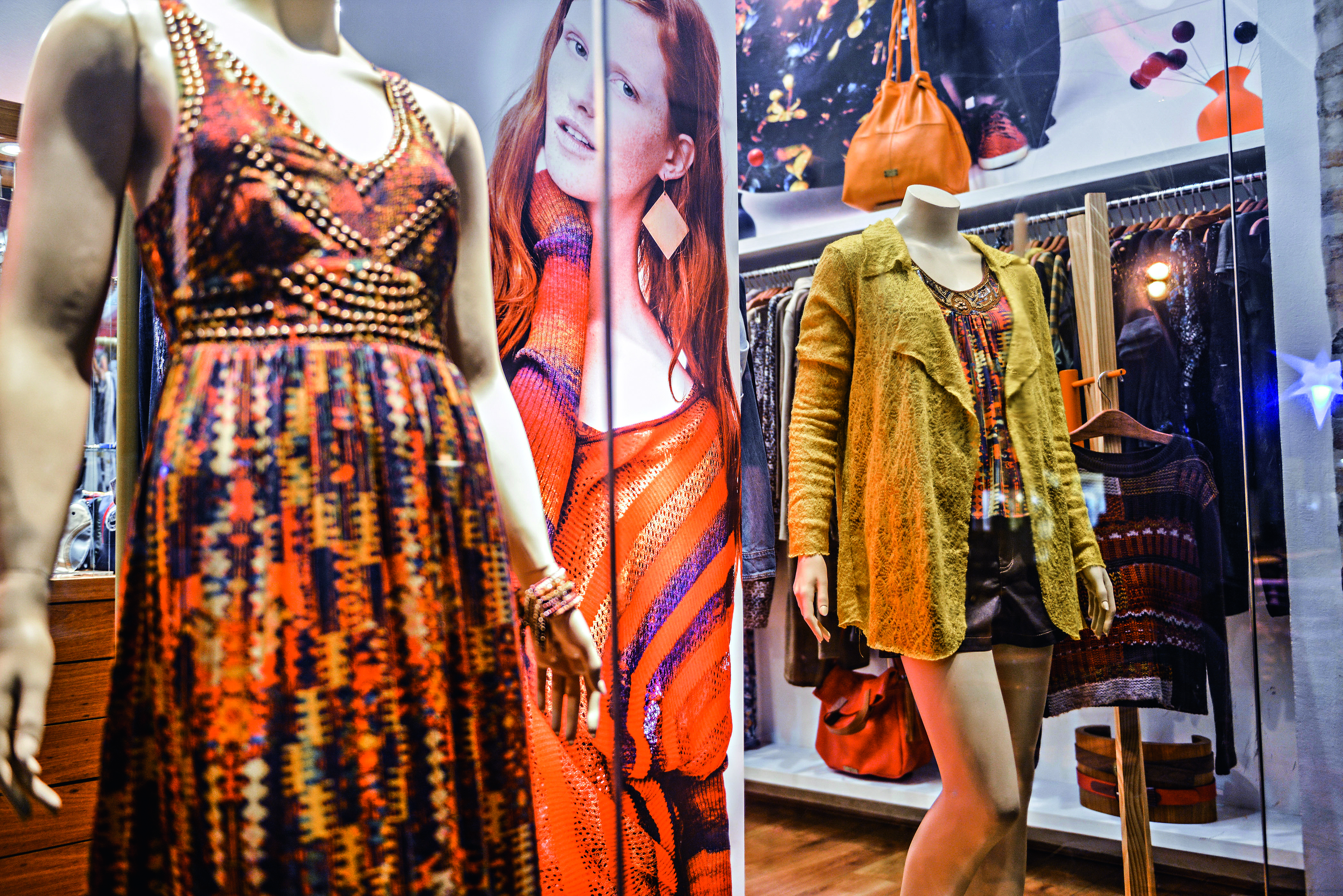 Vitrine de butique na Rua das Pedras – área comercial de alto padrão no centro da cidade Vitrine de butique na Rua das Pedras - área comercial de alto padrão no centro da cidade