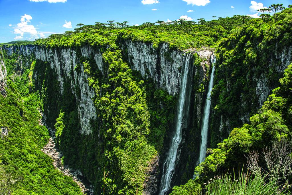 Cachoeira das Andorinhas no Cânion de Itaimbezinho – Parque Nacional de Aparados da Serra Cachoeira das Andorinhas no Cânion de Itaimbezinho - Parque Nacional de Aparados da Serra