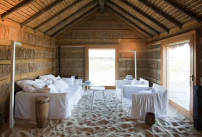 Living com chão de areia em uma das acomodações do Casas na Areia: a praia do lado de dentro