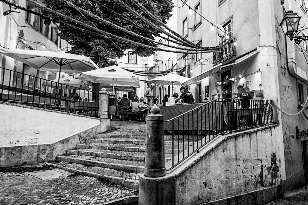 Pateo 13, Alfama, Lisboa, Portugal As mesinhas ao ar livre do Pateo 13: belo segredo