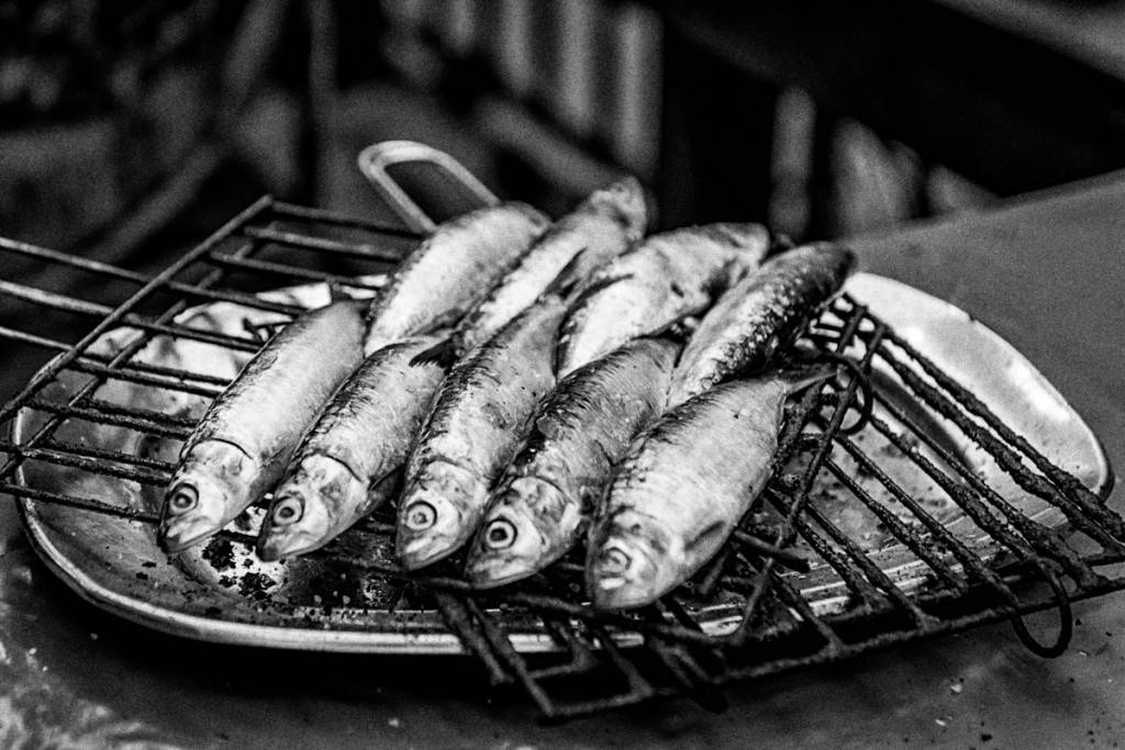 Pateo 13, Alfama, Lisboa, Portugal As sardinhas na grelha: estrelas do verão