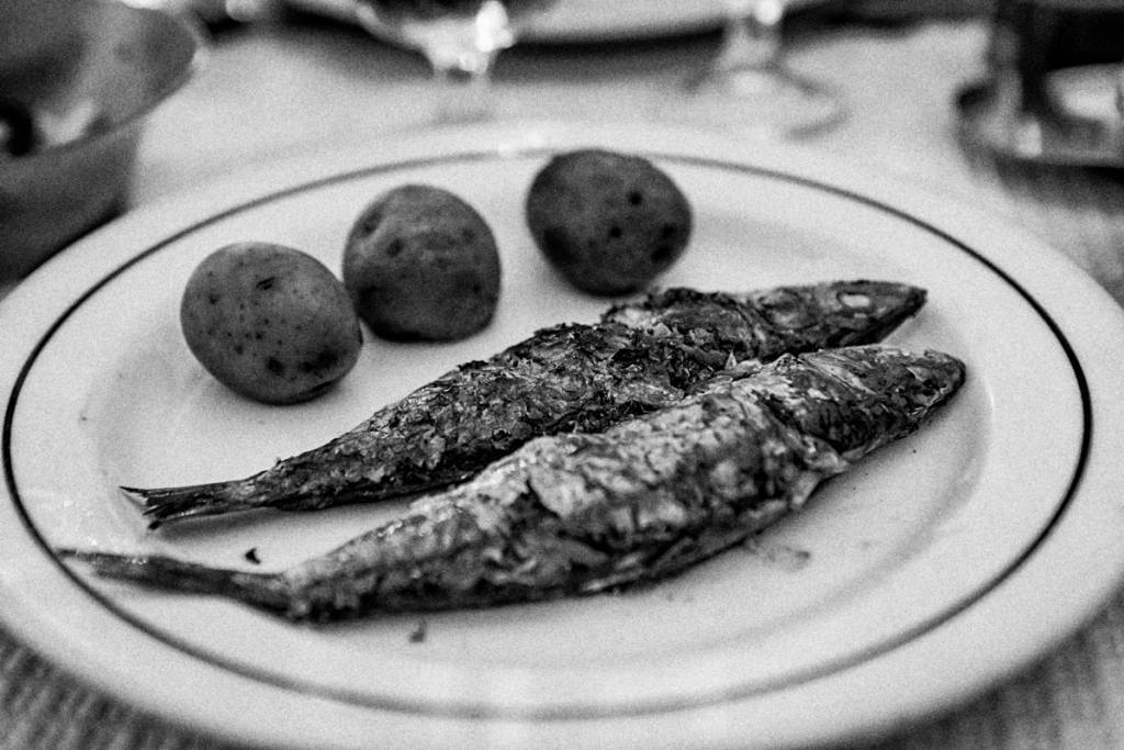 Pateo 13, Alfama, Lisboa, Portugal Close no prato: pele crocante, carne macia, batatinhas delícia