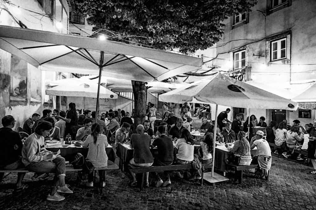 Pateo 13, Alfama, Lisboa, Portugal Concorrência pesada: vale chegar cedo para não enfrentar fila de espera