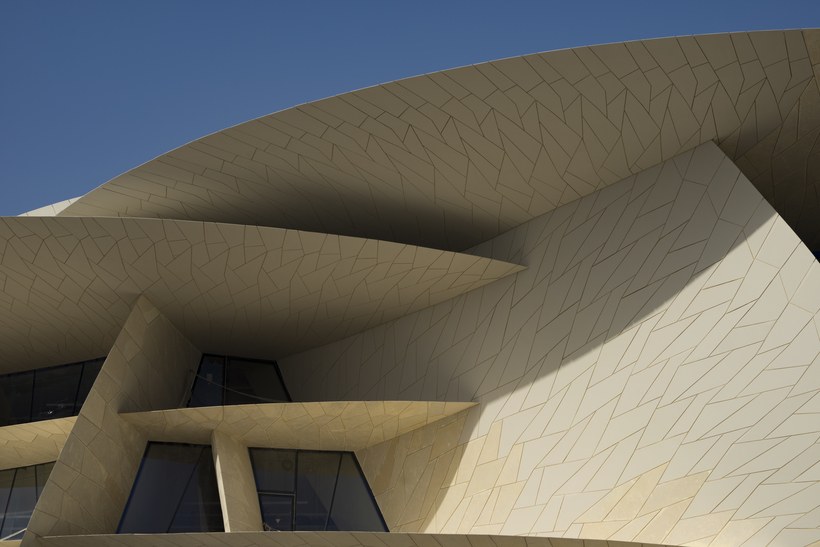 Formação arquitetônica que remete à pétalas de rosa, do Museu Nacional do Qatar, em Doha