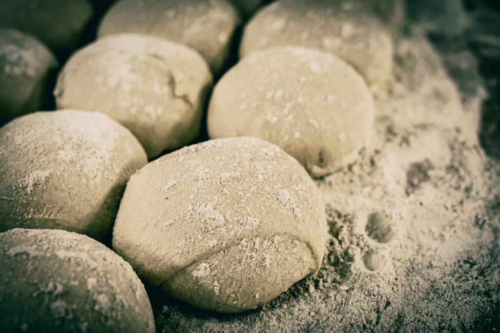 Os pãezinhos à espera da fermentação natural: tudo tem o seu tempo