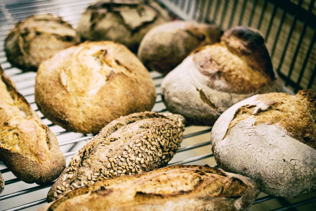 A variedade de pães do dia: diferentes farinhas, blends e sementes