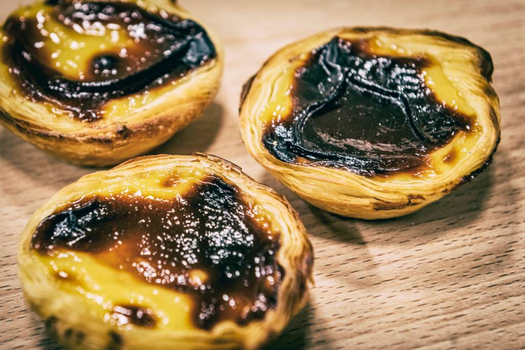 Os pasteis de nata: fresquíssimos, o recheio chega a escorrer