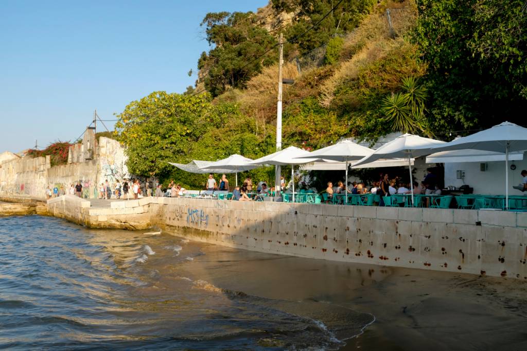 A esplanada do Atira-te ao Rio: tem até areia!