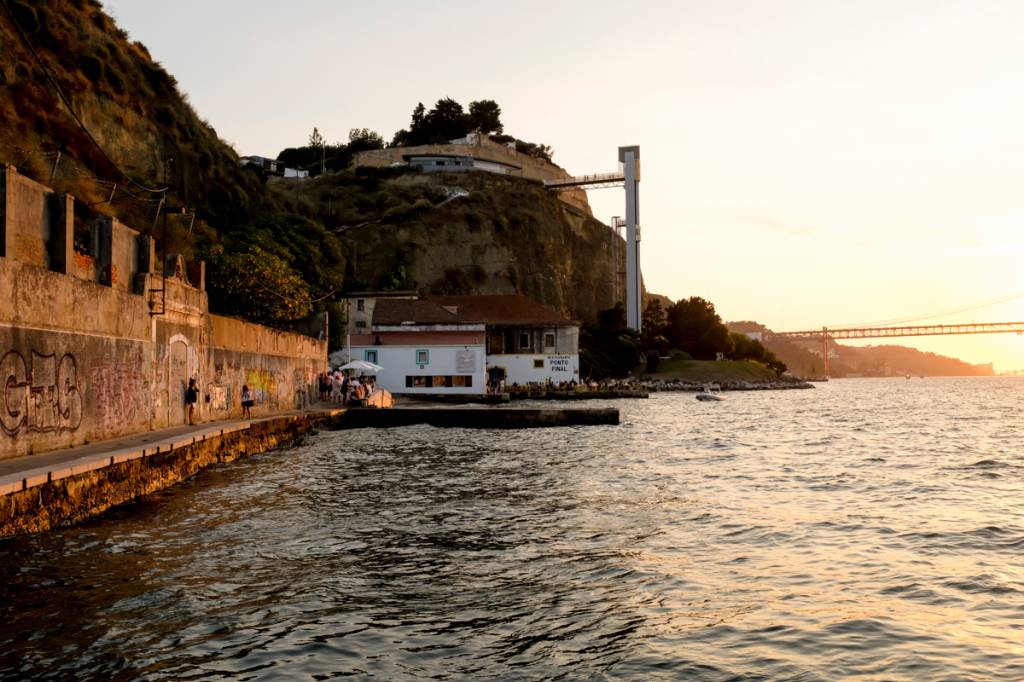 O calçadão e, ao fundo, o elevador panorâmico de acesso ao centrinho de Almada