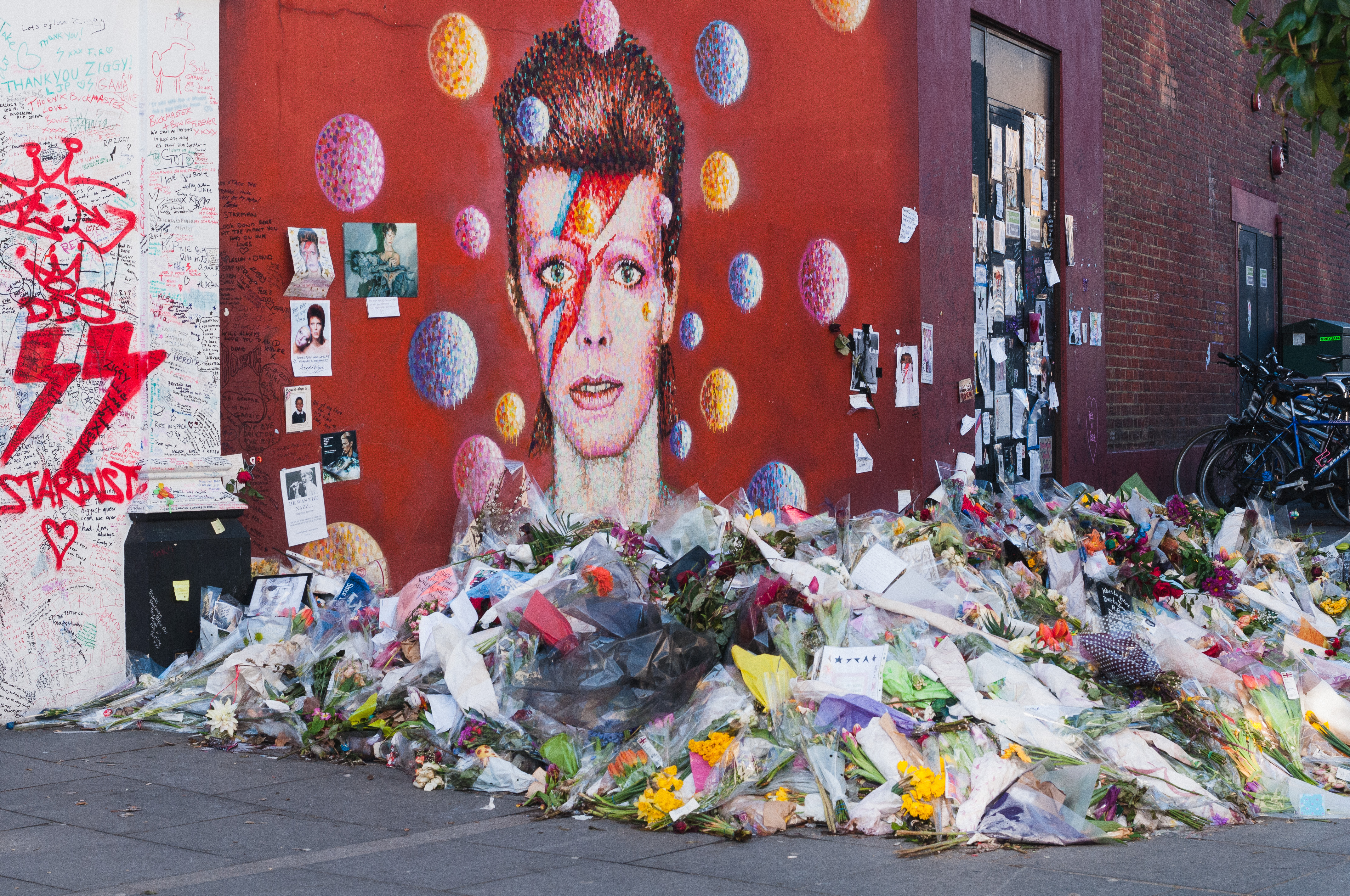 O David Bowie Memorial, com as flores, cartas e outras homenagens dos fãs. Crédito: