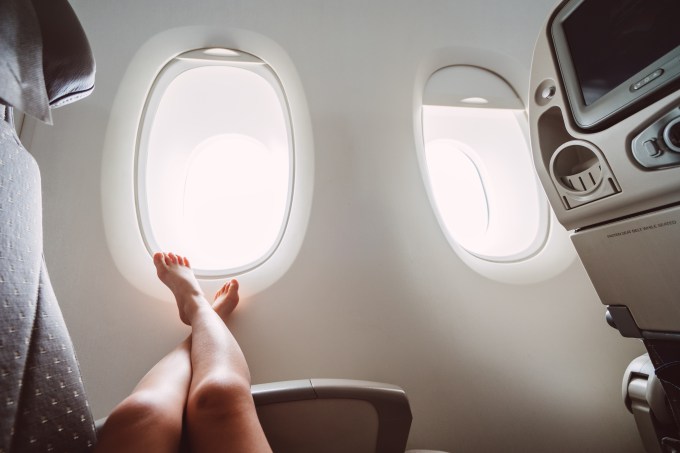 Garota com os pés descalços durante voo