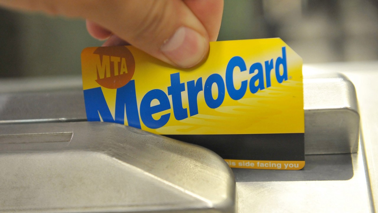 O velho MetroCard de plástico está prestes a ser substituído por smartphones e cartões de crédito