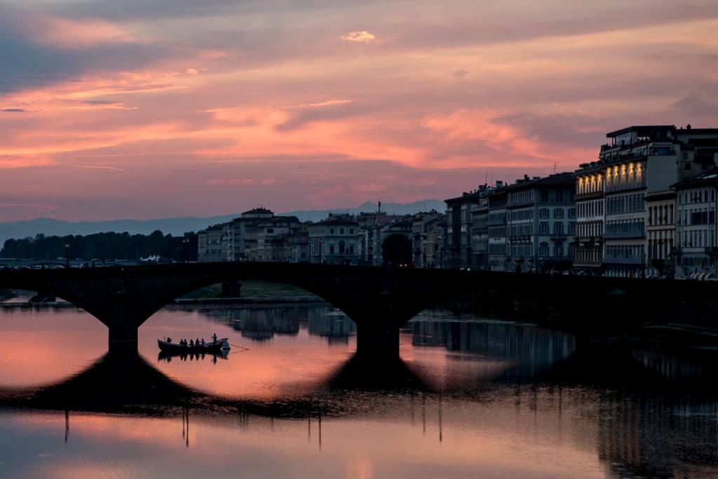Pôr do sol no Rio Arno: parece um quadro