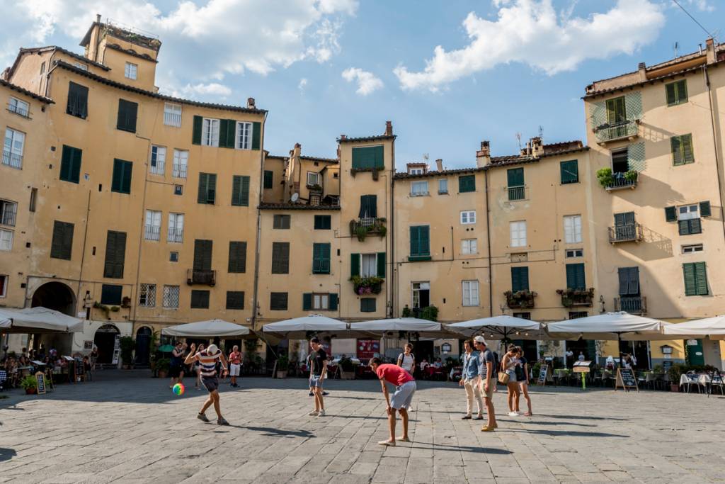 Futebol na Piazza Anfiteatro, em Lucca