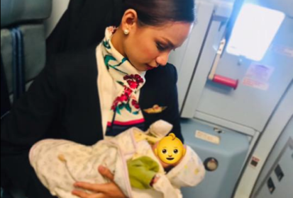 Patrisha Organo, a comissária da Phillipine Airlines que conquistou as redes sociais por amamentar o bebê de uma passageira