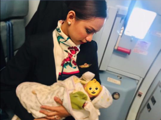 Patrisha Organo, a comissária da Phillipine Airlines que conquistou as redes sociais por amamentar o bebê de uma passageira