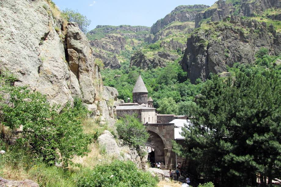 <p style="text-align:justify;"><span style="font-weight:400;">Em 2019, a designer de interiores e chef de cozinha armênia Myrna Kouyomdjian, de 61 anos, de São Paulo (SP), pretende buscar sua formação em design de interiores e se atualizar nos pratos que os armênios preparam atualmente. Isso tudo para conquistar mais clientes e projetos. “Quero me atualizar sempre e o mercado parece que vai se aquecer novamente. E é nesse ponto que as viagens, qualquer uma delas, me ajudam a identificar as tendências e a buscar novos caminhos. Fico buscando os acabamentos de arte, o que é artesanal, os detalhes. O Taj Mahal, por exemplo, é uma escola de arquitetura”, vibra.</span></p><p style="text-align:justify;"><span style="font-weight:400;">Destino sugerido: Armênia. A culinária armênia é mais reconhecida que sua arquitetura, mas nem por isso ela não é significativa. Entre suas construções religiosas, por exemplo, o Mosteiro de Geghard, na província de Kotayk, foi declarado Patrimônio Mundial da Humanidade.</span></p> <p style="text-align:justify;"><span style="font-weight:400;">Em 2019, a designer de interiores e chef de cozinha armênia Myrna Kouyomdjian, de 61 anos, de São Paulo (SP), pretende buscar sua formação em design de interiores e se atualizar nos pratos que os armênios preparam atualmente. Isso tudo para conquistar mais clientes e projetos. “Quero me atualizar sempre e o mercado parece que vai se aquecer novamente. E é nesse ponto que as viagens, qualquer uma delas, me ajudam a identificar as tendências e a buscar novos caminhos. Fico buscando os acabamentos de arte, o que é artesanal, os detalhes. O Taj Mahal, por exemplo, é uma escola de arquitetura”, vibra.</span></p><p style="text-align:justify;"><span style="font-weight:400;">Destino sugerido: Armênia. A culinária armênia é mais reconhecida que sua arquitetura, mas nem por isso ela não é significativa. Entre suas construções religiosas, por exemplo, o Mosteiro de Geghard, na província de Kotayk, foi declarado Patrimônio Mundial da Humanidade.</span></p>