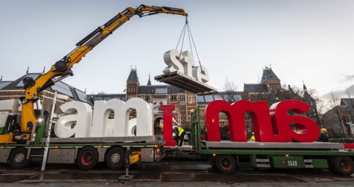 Letreiro "I Amsterdam" removido em Amsterdã, na Holanda
