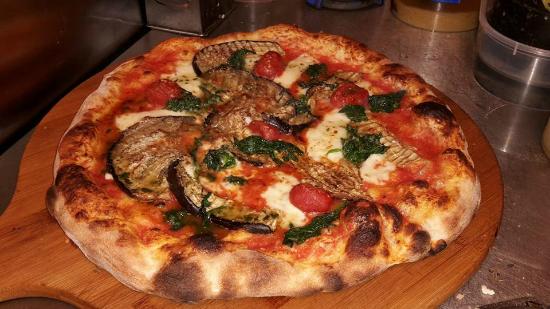Pizza Parmiggiana A imagem é a foto de uma pizza Parmiggiana