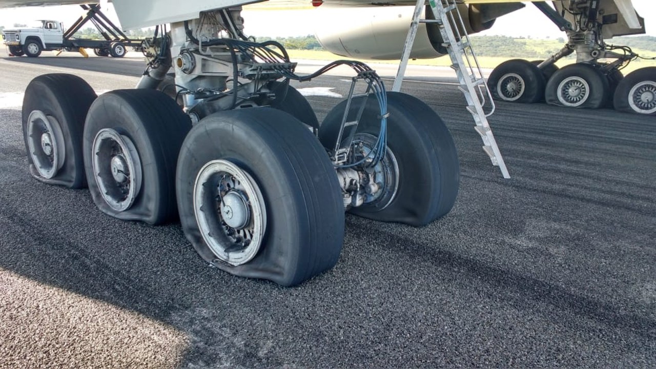 O avião teve 8 pneus danificados no pouso e interditou a pista do Aeroporto de Confins