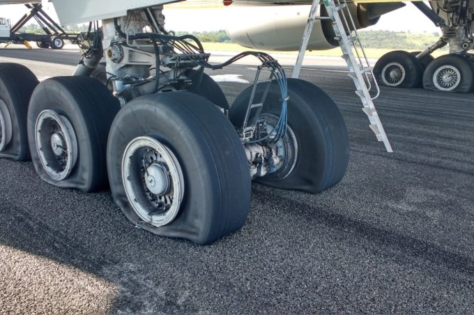 O avião teve 8 pneus danificados no pouso e interditou a pista do Aeroporto de Confins