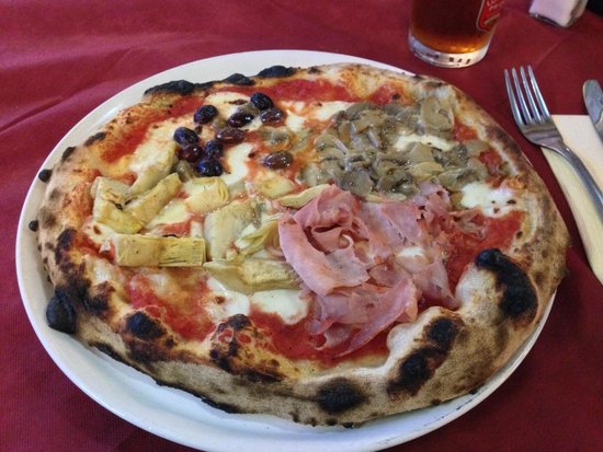 Pizza 4 Stagioni, Itália A imagem é a foto de uma piza dividida em quatro partes, cada uma delas tem apenas um tipo de recheio.