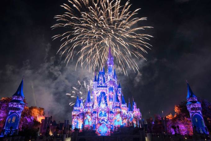 Fogos de artifício e balões em show no Magic Kingdom