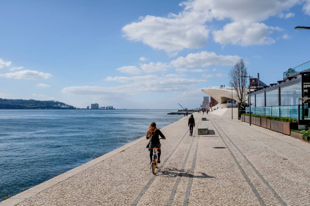 Passeio de bike à beira-rio em Belém, com o MAAT ao fundo