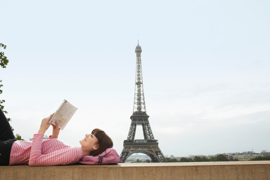 Turista lendo em Paris