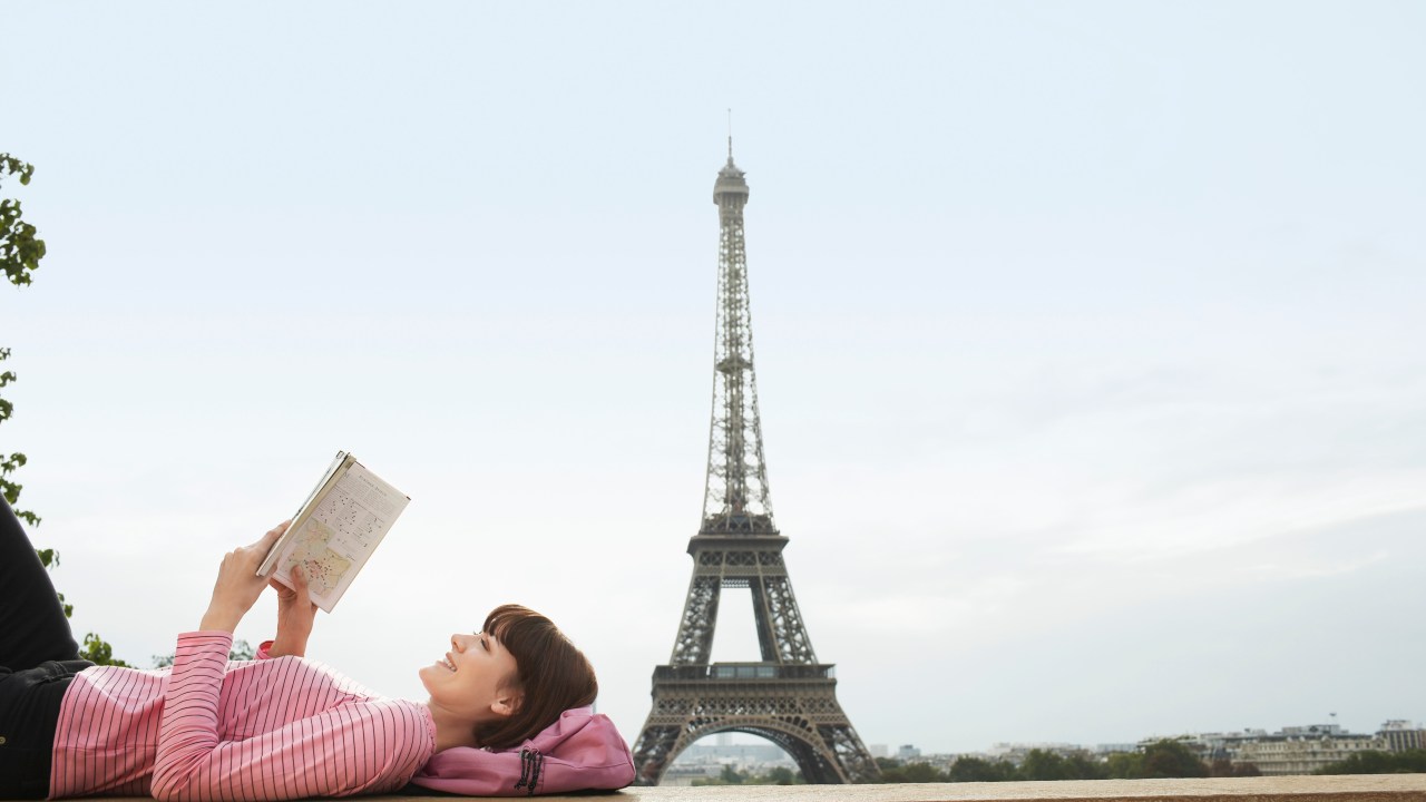 Turista lendo em Paris