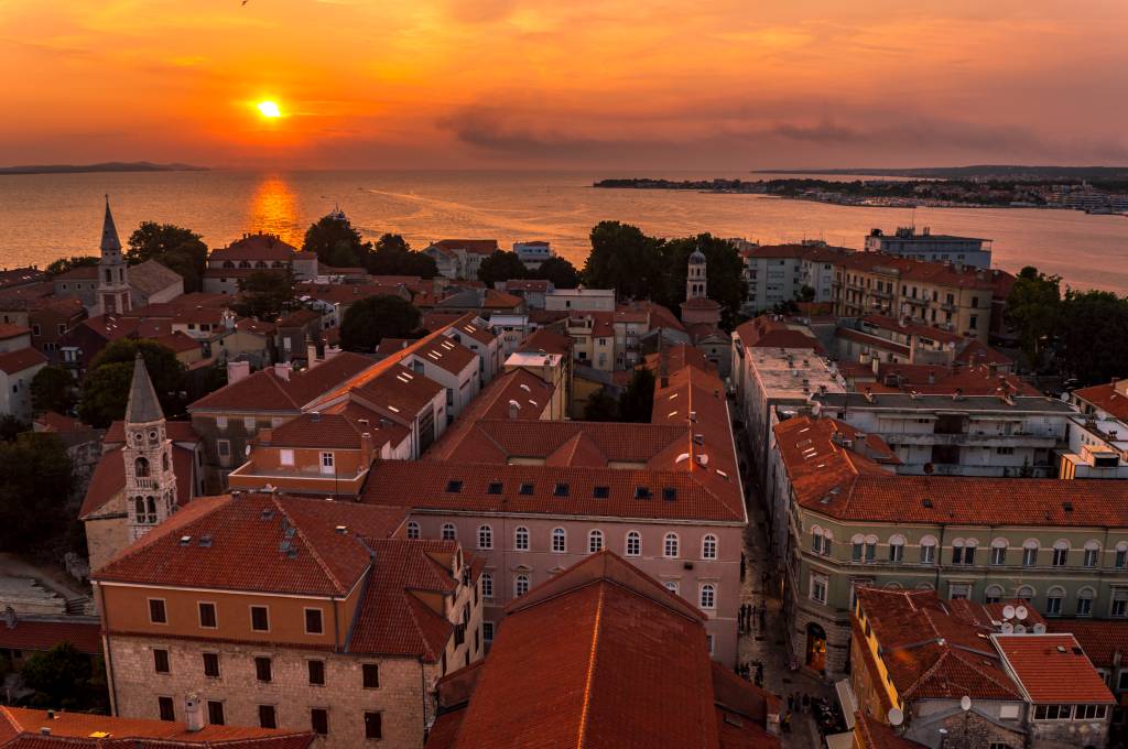 Pôr-do-sol em Zadar, cidade na Cróacia