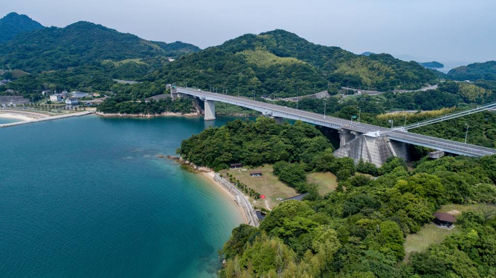 Ponte de Hakata Oshima, na região de Setouchi, Japão