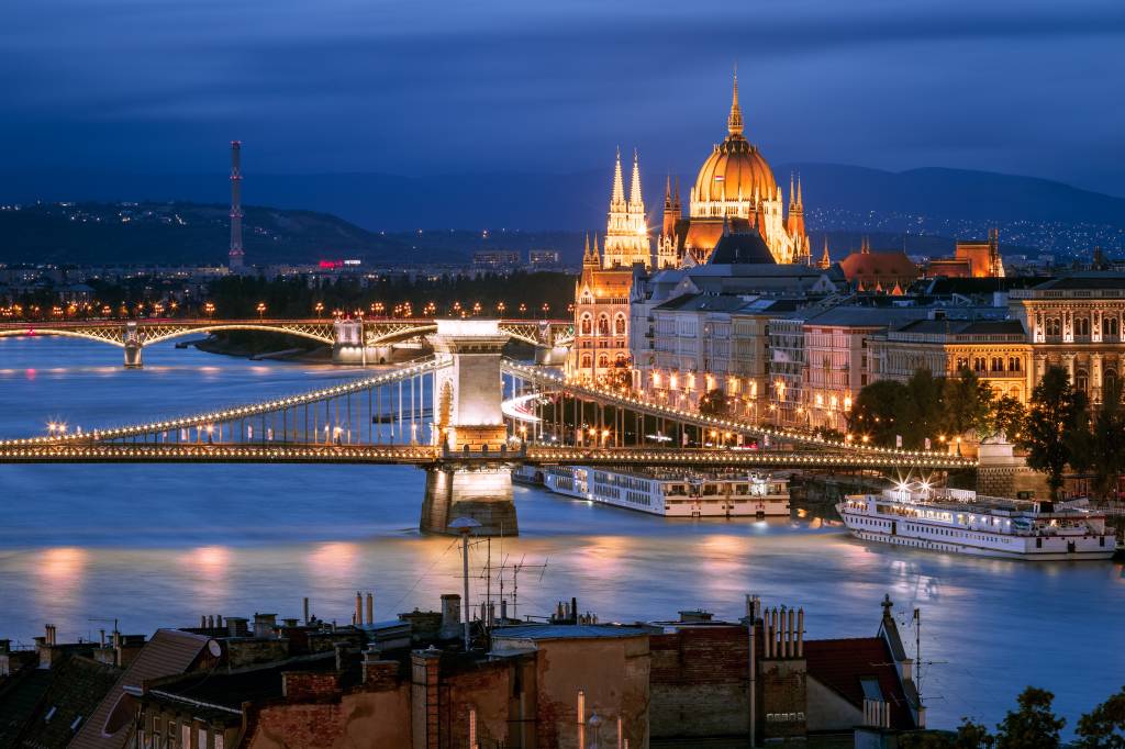 Ponte das Correntes, com o Parlamento de Budapeste ao fundo Ponte das Correntes, com o Parlamento de Budapeste ao fundo